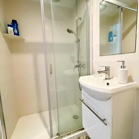 民宿 Ensuite Double With Sea View In A Shared In The Centre Of Santa Eularia - Close To The